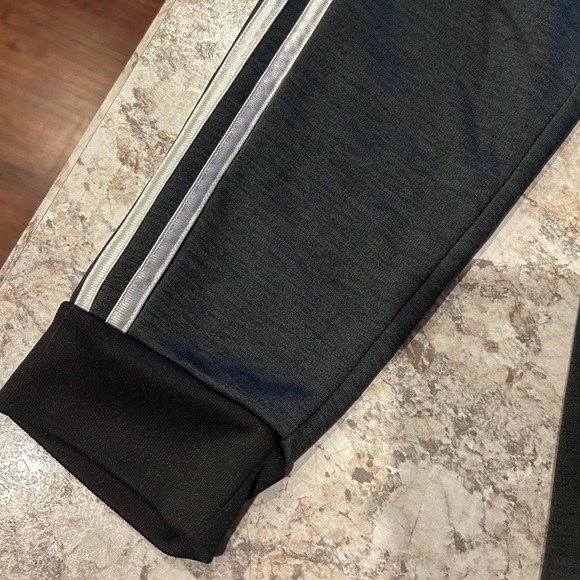 Adidas Youth Fleece Jogger Sweatpants 3 Stripes Gray Medium 10/12 - Picture 11 of 11